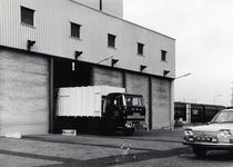 169069 Afbeelding van de aanvoer van huisvuil per vuilnisauto bij het overlaadstation van VAM te Apeldoorn.